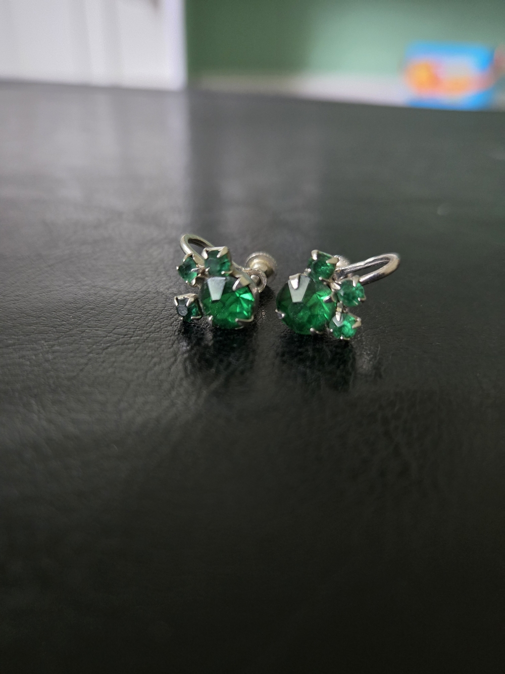 Vintage Emerald Green Rhinestone Screwback Earrings Silver Tone Cluster - Picture 2 of 2